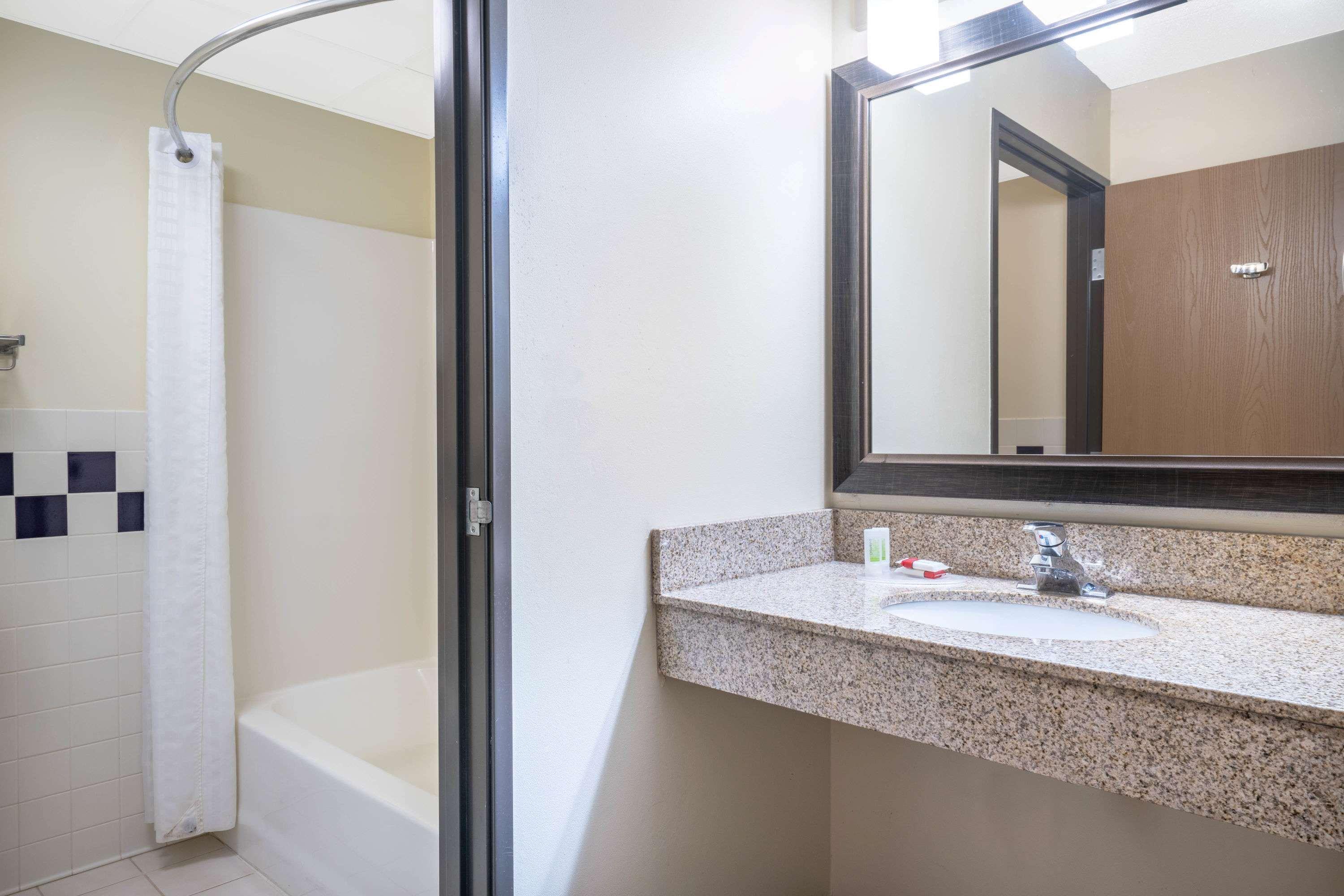 Americinn By Wyndham Rogers Ngoại thất bức ảnh